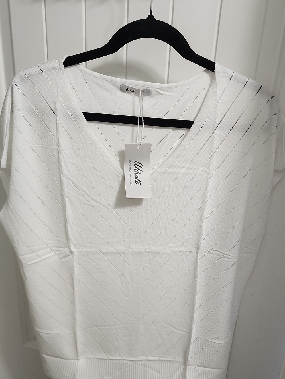 Witchery White V‑Neck Lightweight Knit Top